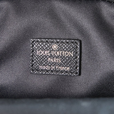 AVENUE SLINGBAG 31 IN BLACK TAIGA LEATHER
