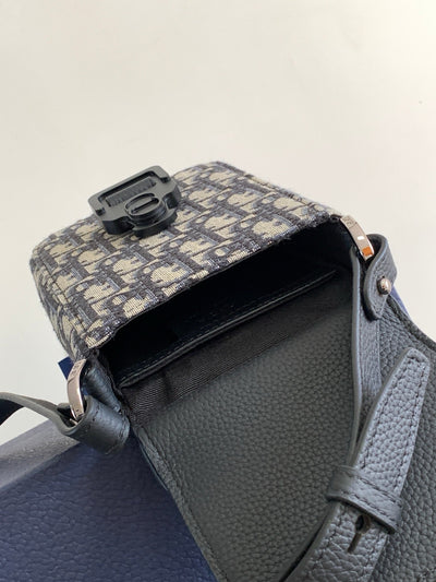 DIO Oblique Sling Bag