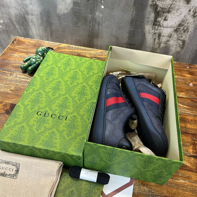 GUC Sneakers