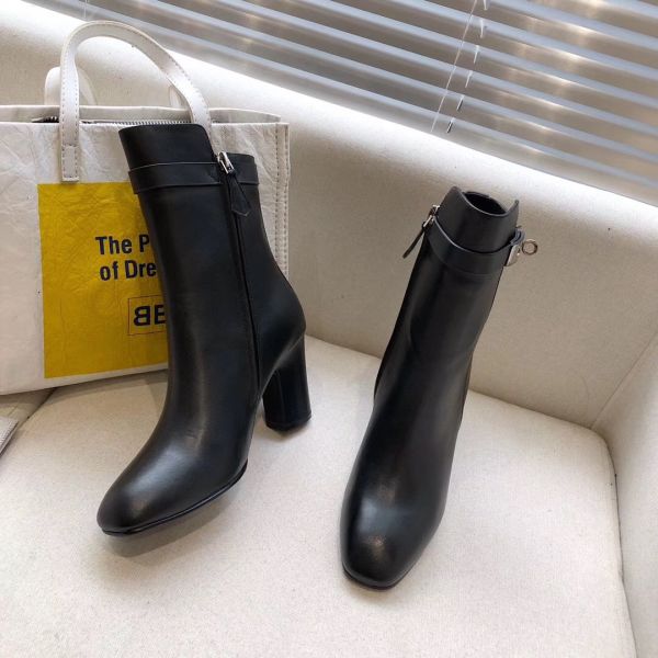HERM Noir Joueuse Ankle Boots
