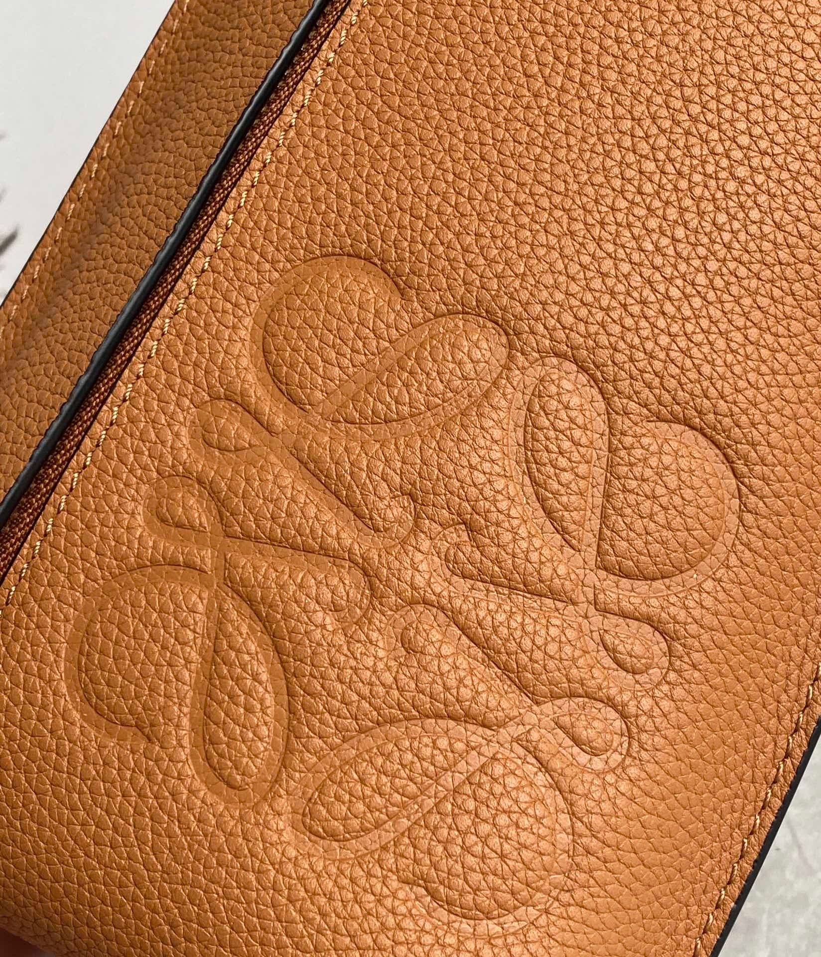 LO Sling Bag