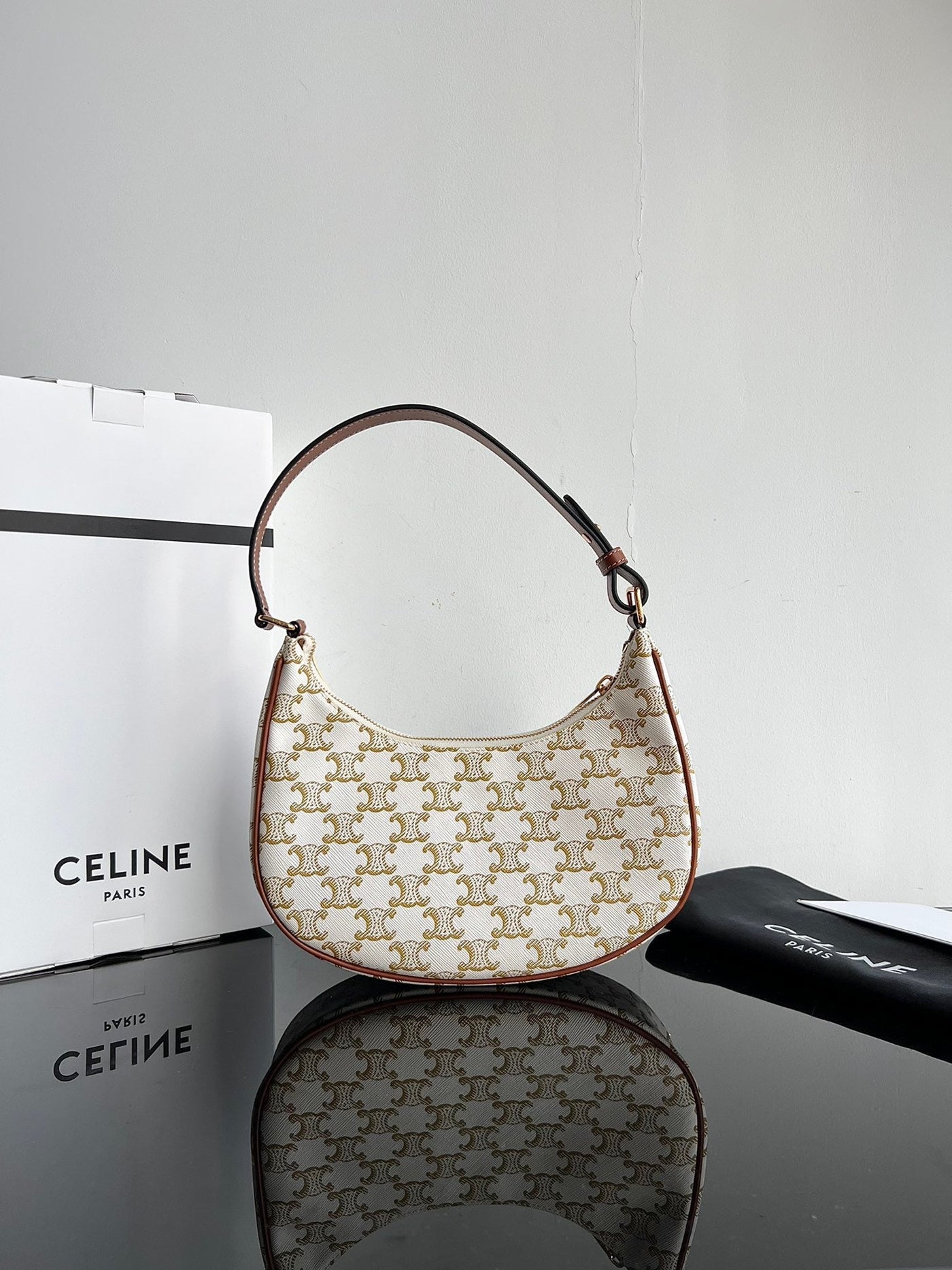 CEL Triomphe Hobo
