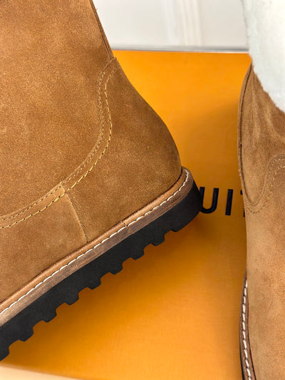CHUNKY SOLE SNOW BOOTS IN PEANUT BROWN SUEDE AND WHITE WOOL