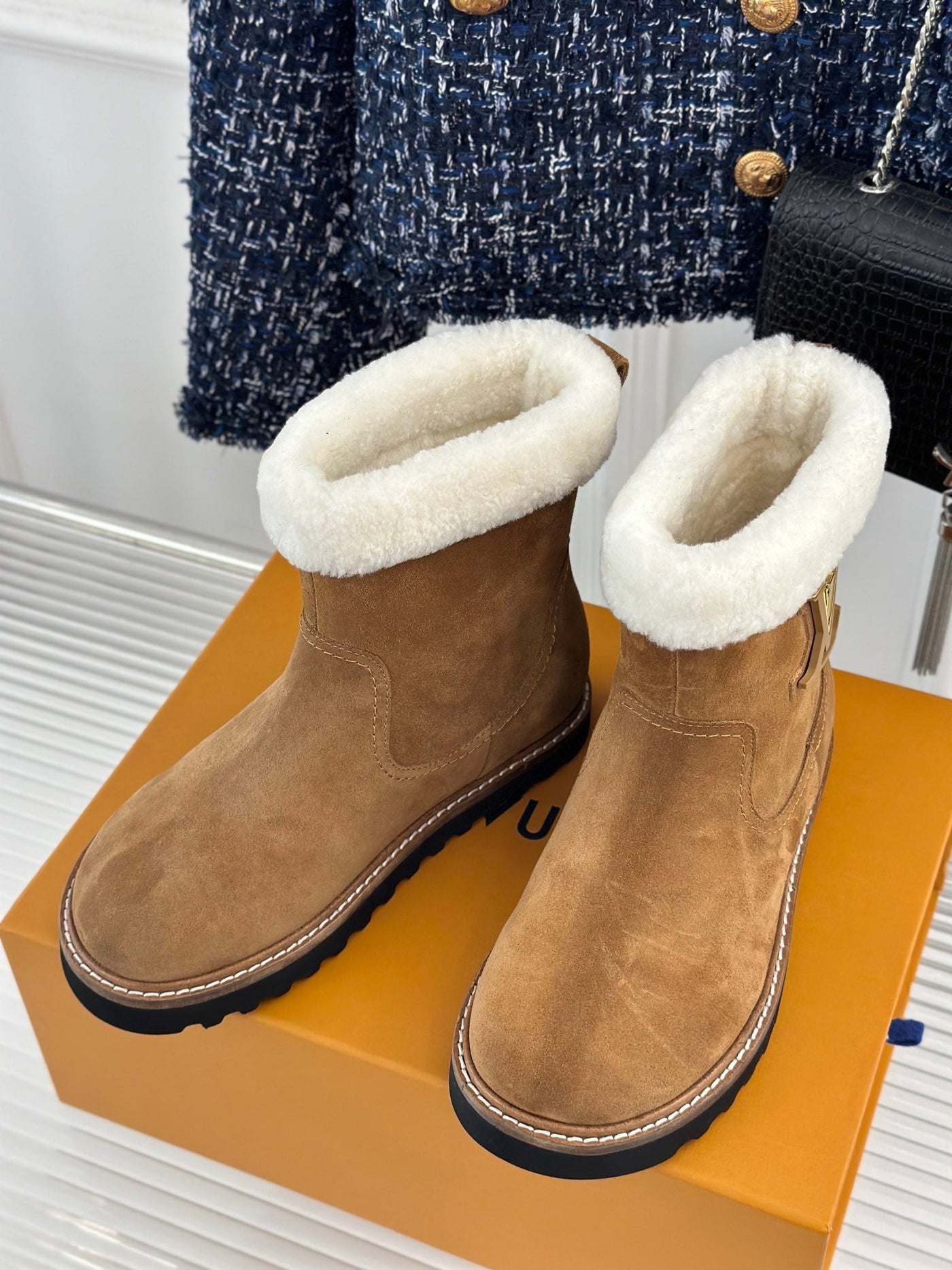 CHUNKY SOLE SNOW BOOTS IN PEANUT BROWN SUEDE AND WHITE WOOL