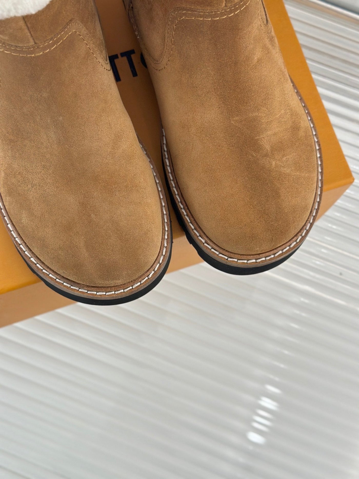CHUNKY SOLE SNOW BOOTS IN PEANUT BROWN SUEDE AND WHITE WOOL