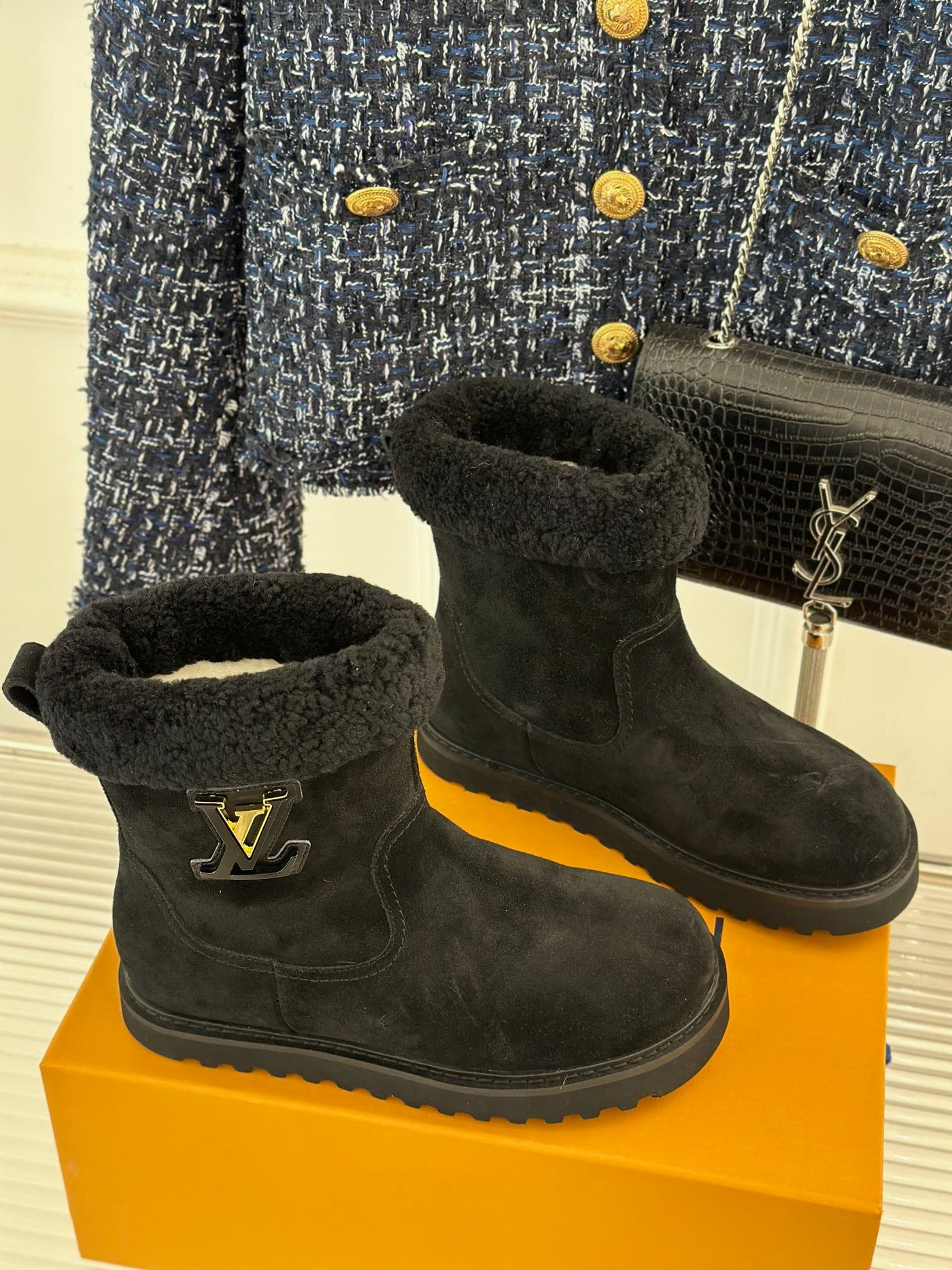 CHUNKY SOLE SNOW BOOTS IN BLACK SUEDE AND WOOL