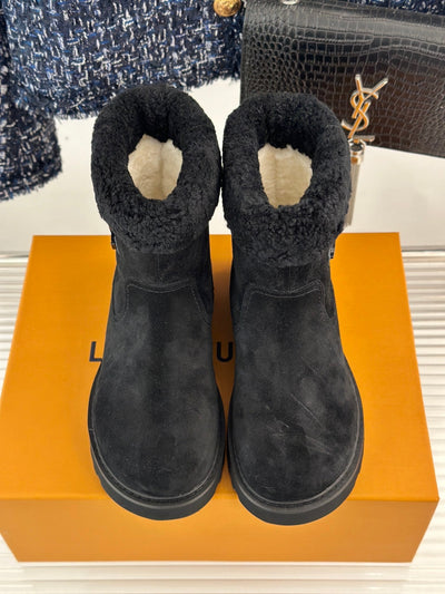 CHUNKY SOLE SNOW BOOTS IN BLACK SUEDE AND WOOL